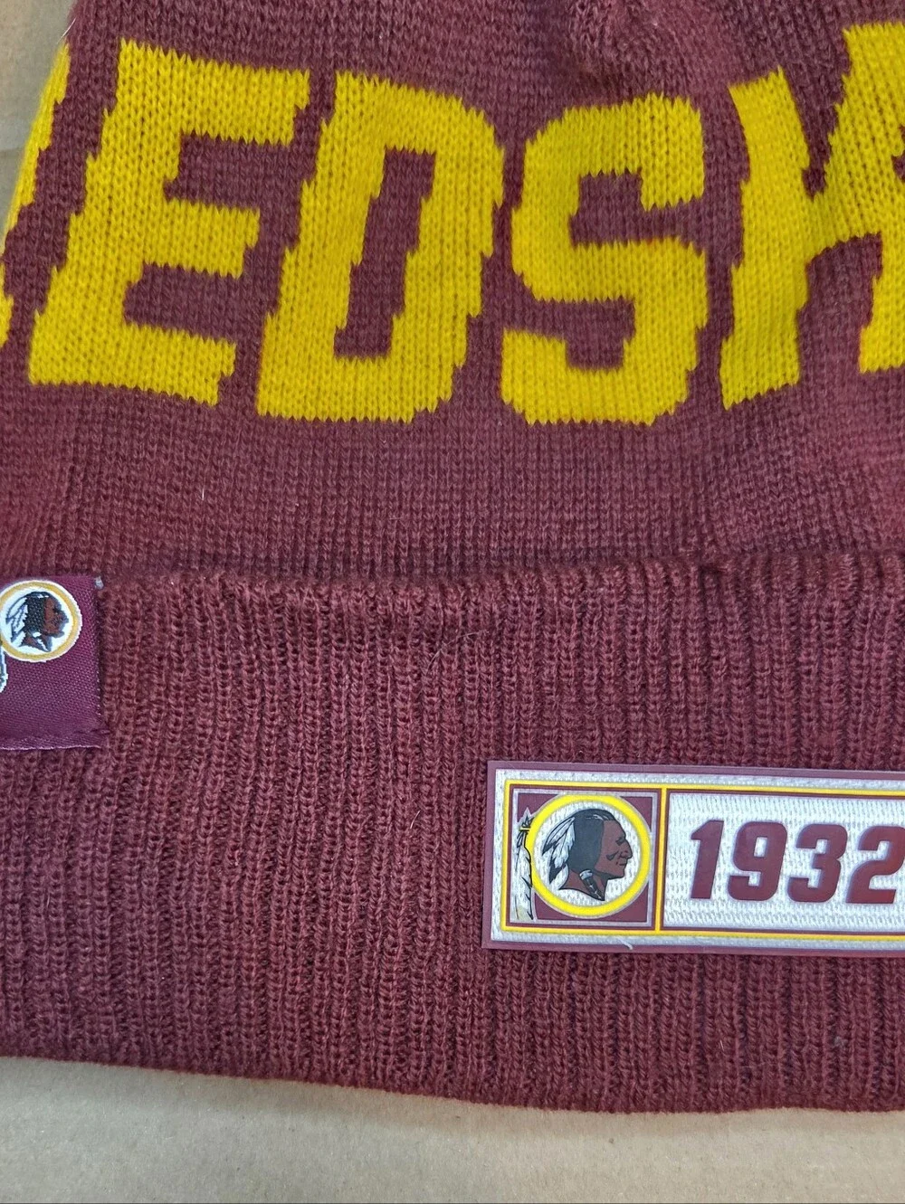 New Era- Washington Redskins On-Field pom-pom Beanie.